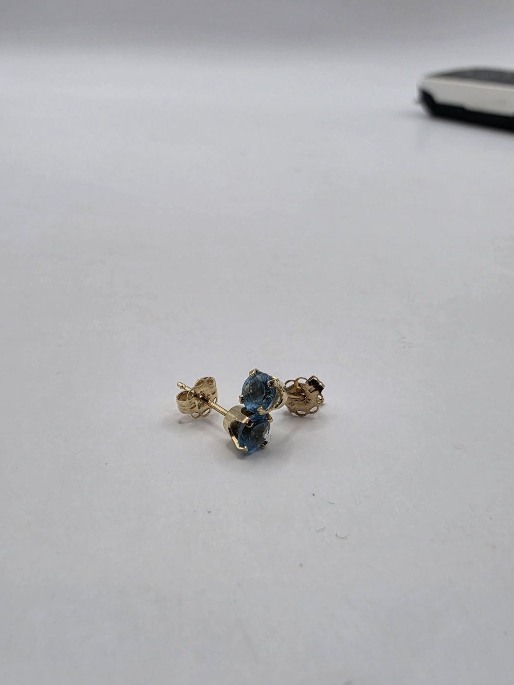14K Yellow Gold Aquamarine Stud Earrings (ARMCAN 14k)